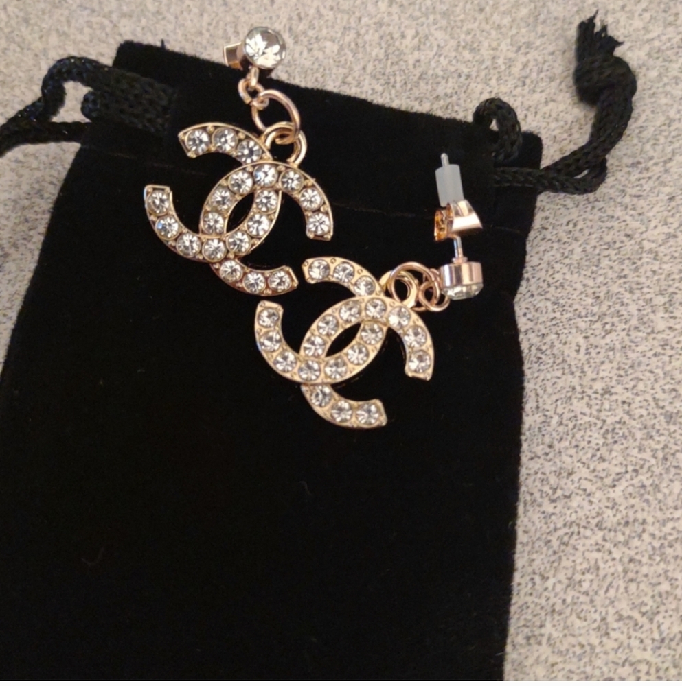 Elegant Gold Crystal Earrings . Brand New.